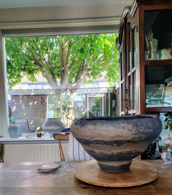 Pot in wording - op de achtergrond 2 voltooide